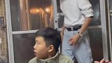 奶奶一手带大孙子，孙子大学毕业挣的第一桶金全部交给了奶奶！