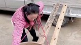 这个水缸有100多斤，把它拉走多亏有儿子帮忙