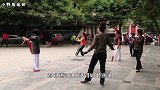 日本游客来中国发出一个疑问，为啥中国老人不用上班呢？