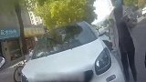 女司机嫌电动车脏求助民警推开：我没有碰过这东西 太脏了
