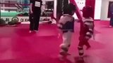 小男孩跆拳道对打，输了还要遭遇对方精神打击，太难了