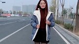 小姐姐穿黑色的高跟鞋搭配羽绒服，真美！