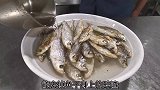 厨师小哥教：“鱼酱烧千岛湖鱼干”做法简单方便喜欢的朋友请点赞
