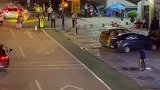 深夜路遇交警查车，女子骑车绕行结果被抓