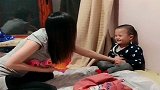 妈妈和儿子吵架，不料妈妈竟这样对待孩子，网友：是亲生的吗