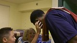 篮球-17年-勇士队篮球训练营开营 利文斯顿突袭小球员寝室-专题