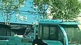 河南商丘：男子行驶中电动车突然断裂车头车尾分家