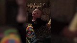 爸爸用双手把宝宝举高高后，接下来宝宝的反应亮了