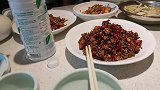 今天又见了一个女粉丝，这个女粉丝超级漂亮，她说对我一见钟情！