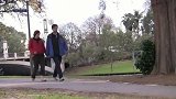 故意伪装成草人恶搞路人，路人非常的惊讶