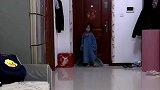 女孩穿上大人衣服上演时装秀