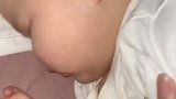 萌娃戒母乳，半夜砸吧嘴吃空气不哭不闹
