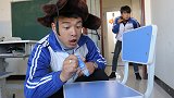 阿宝想用胶水套路同桌，不料因为态度过于热情引起怀疑，太逗了