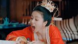 堂堂女帮主宴会上居然抢吃的，没想到把衣服给吃撑破了