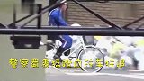 日本警察猛蹬自行车 一路狂追拦下闯灯兰博基尼蹲着开下罚单