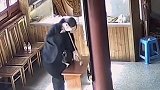 上海一女子在寺庙内用长镊子偷盗功德箱被抓，还真是无神论者寺庙