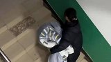 谁家晚上十点收被子啊,不会是神经病吧