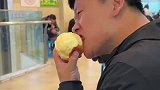 “土拨鼠”式给媳妇啃苹果皮