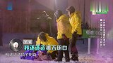 小阿吉被王俊凯扑倒,杨紫贴心扶起帮忙整理帽子,暖心杨紫！