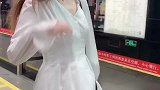 小姐姐竟然把地铁站台当成了T台走起猫步来