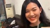 现在的小伙情商这么多，居然可以做到这样，美女都掩饰不了尴尬了