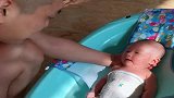 才3个月的宝宝，每次只要爸爸洗澡，爸爸给他洗澡可开心了！
