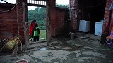 桃子姐带女儿去土里摘菜，做一盘爆炒猪肝，一家人吃得美滋滋
