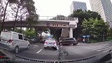 行车记录仪当右转没有让直行，原谅我的姨母笑，因为我真的没忍住
