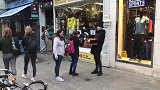 街头恶作剧，路人不给糖就捉弄路人，路人非常惊讶