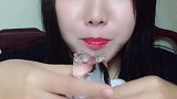 小姐姐吃冰杯，竟然笑了起来，真实太调皮啦