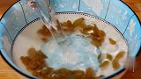 饺子皮放进滚烫的油锅中，瞬间变美食，我家一周吃5次，营养解馋