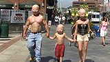 街头出现“怪异巨婴”，路人大胆上前询问缘由，背后原因发人沉默