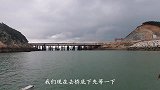 赶海路上突遇状况，海上黑压压一片向大伙袭来，吓得小明仓皇而逃