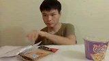 试吃童年的总统套餐！小伙建议还是吃饭比较好！