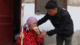 养子外出打工，全村人都说她养了个白眼狼，没想5年后养子回来了