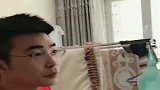 一进屋就看到这一幕，儿子能不能看懂，咱也不敢说，咱也不敢问！