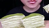 美女吃绿茶千层蛋糕