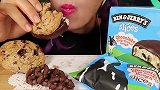 美女试吃巧克力涂层布雷结饼干、巧克力块大曲奇等