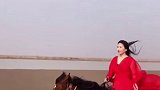 河南马场老板骑马兼职送外卖，网友：这是真骑手兼职 骑手
