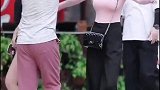 街拍小情侣，美女的醋坛子要打翻了哟
