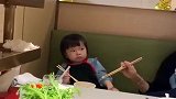 第一次带女儿来吃海底捞，没想到竟是这场景，看完不许笑！