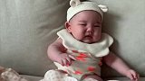 小宝宝自己坐着闹脾气，沙哑的奶音哭声把心都萌化了！