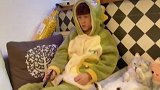 这就是养猫的快乐吧！小猫咪：愚蠢的人类！