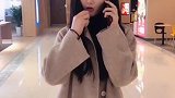 小坏蛋，竟然突然往我嘴里塞零食