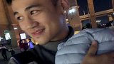 小情人果然在爸爸的怀里才睡得安稳，这位爸爸真帅！