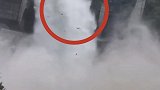 湖北宜昌水库泄洪“飞鱼直下三千尺”鱼肥如腰粗乐坏岸边村民
