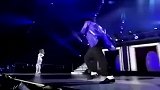 迈克尔杰克逊和女舞伴走太空步，看一次心跳一次