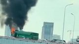 上海南浦大桥一土方车自燃起火！车头被烈火吞噬 浓烟直冲天际