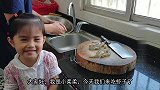 大虾这吃法才叫爽，做法简单易学，壳酥肉香，一人一斤带壳吃了！