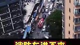 阻挡消防通道导致消防车无法进入小区救火